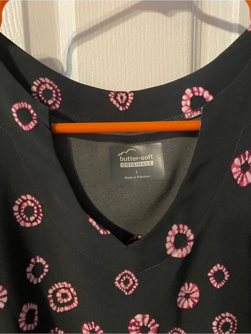 Black V-Neck Short Sleeve Top with Pink Circle Print - Picture 3 of 3